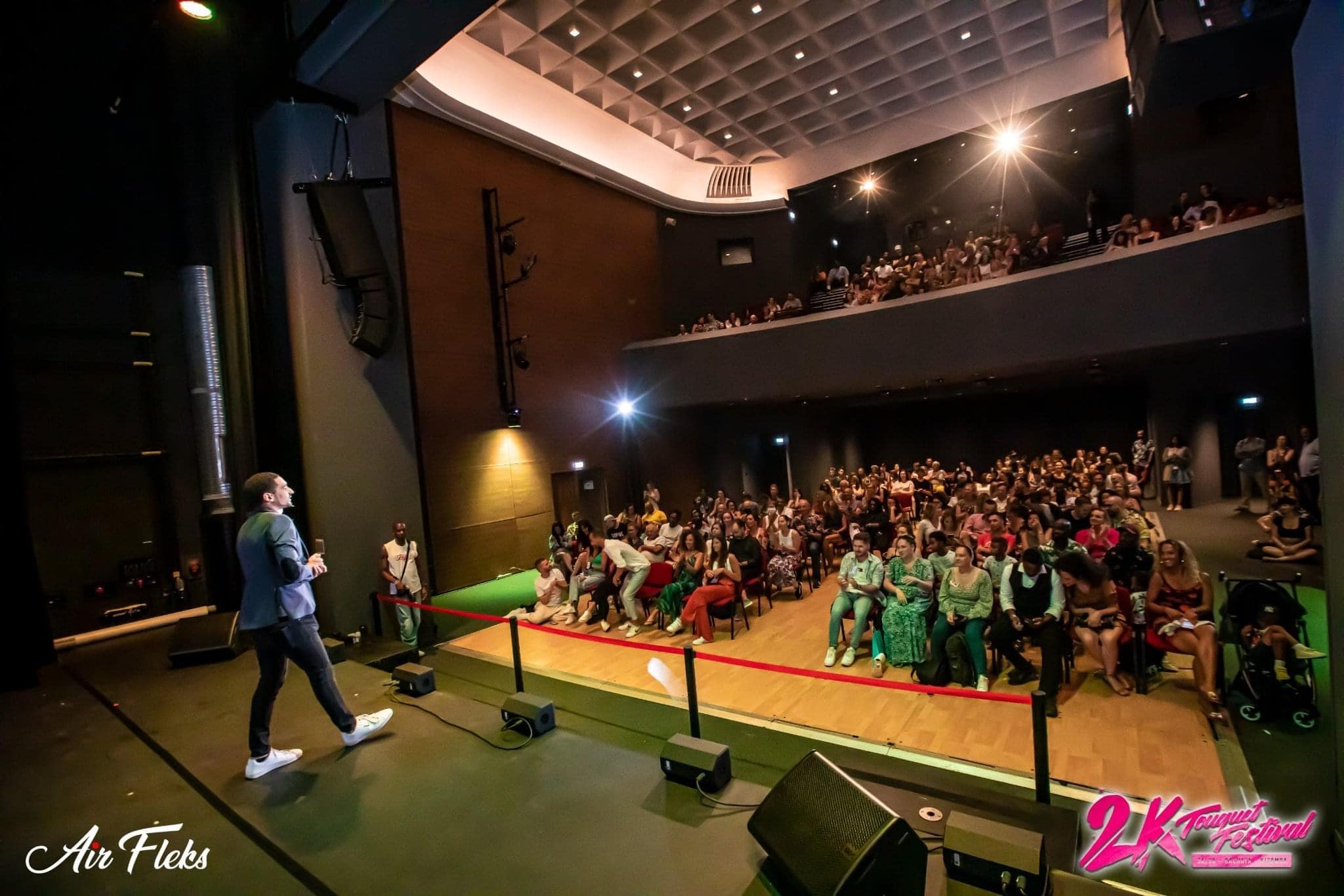 Magic Flo magicien à Paris en prestation scénique